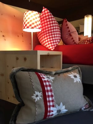 Arvenbett Rückwand und Arvennachttisch für Boxspringbett