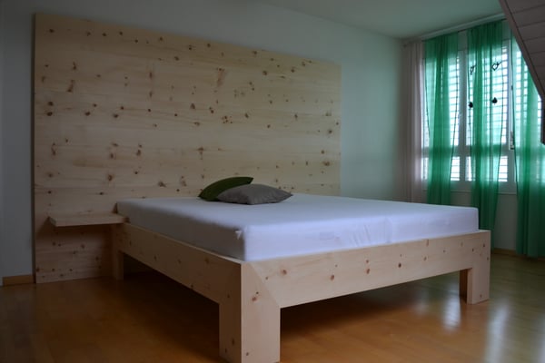 Arvenbett mit Rückwand