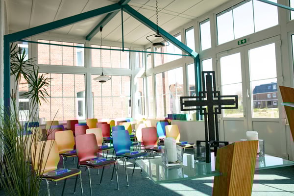 bestuhlter Wintergarten mit Altar