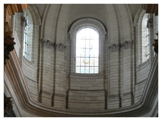View stained-glass window in the chorus
