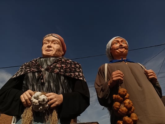 "Les Géants" -  die Riesen, sie repräsentieren besondere Charaktere aus der langen Geschichte des Knoblauchs in der Region