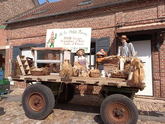 ein altes Schätzchen an Ernteanhänger mit traditionellen Fundstücken