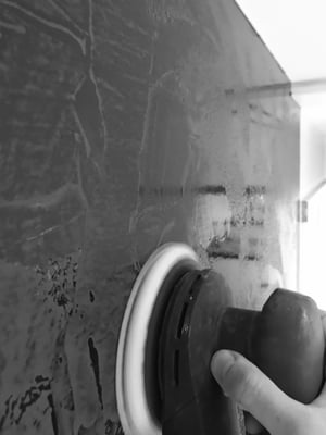 Aufwendig: Nach der Gestaltung schleifen, schleifen, schleifen..