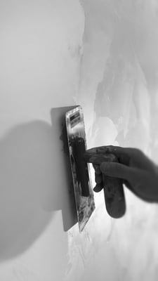 MakingOf: Nach gründlicher Untergrundvorbereitung der erste Spachtelgang