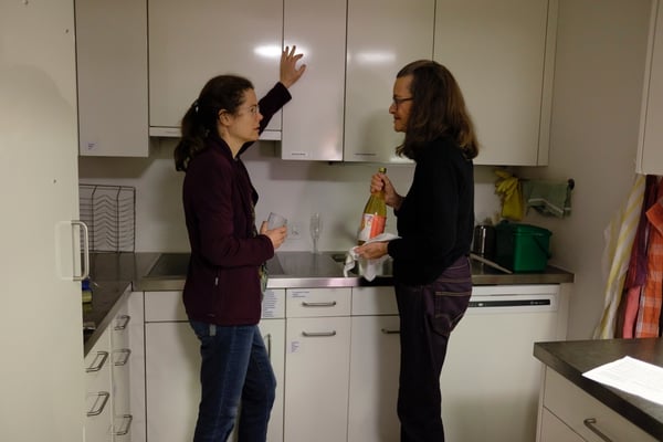 Plaudern in der Gemeinschaftsküche