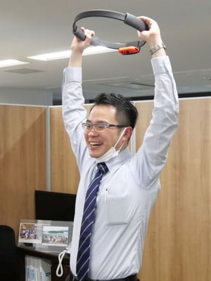 きつすぎて、笑ってしまっている若林。