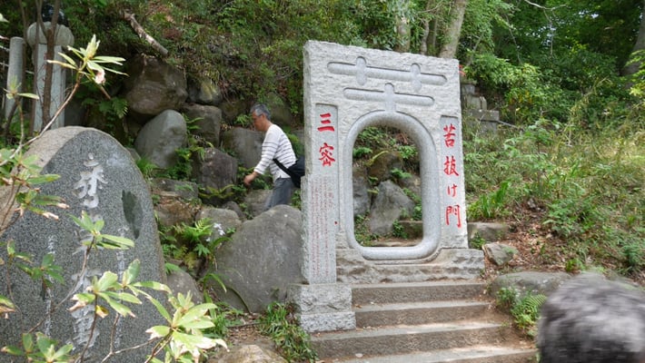 煩悩の階段の先には、さらなる階段が。先に何があるのかは、現地で確かめてください。