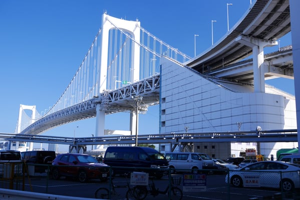 ゆりかもめ：芝浦ふ頭駅を出て少し歩くと、巨大な芝浦アンカレイジが見えてきます。