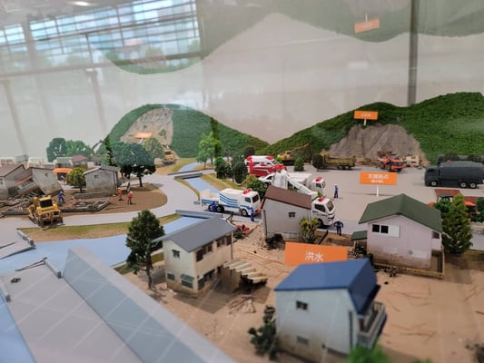 この後、防災体験学習ツアー「東京直下72hTOUR」では、実物大の被災地ジオラマに潜入します。