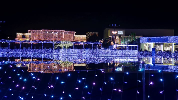 アトラクションの建物も、イルミネーションに彩られます。