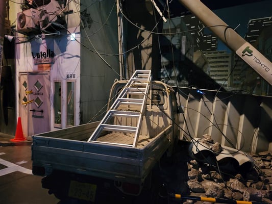 そこには、大地震によって破壊された街並みが広がります。