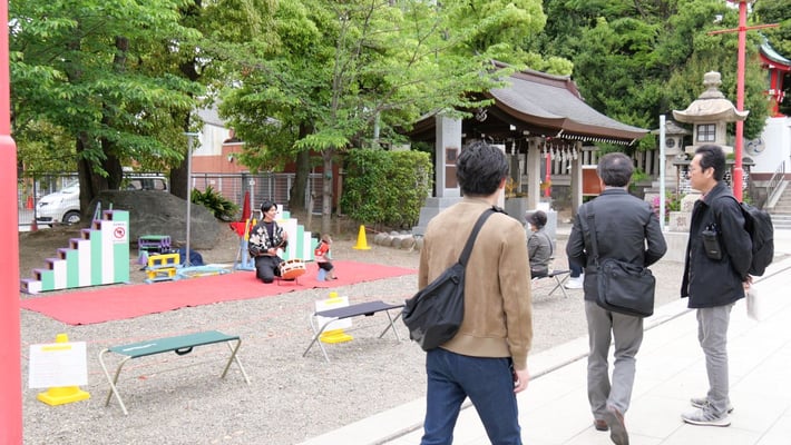 参道では猿回しも