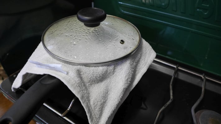 10～15分ほど、ふきんやタオルを掛けて蒸らします。