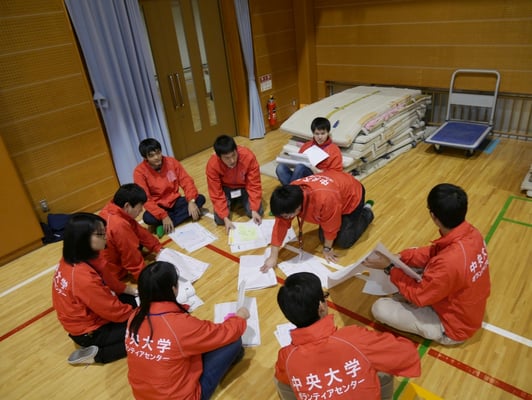 HUGゲームの集計をする中央大学ボランティアセンターの皆さん。