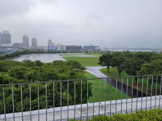 ヘリポートなどがある広大な広場が確認できます。なお、ここには防災用トイレなどの設備があり、近隣住民の避難を受け入れることも可能です。