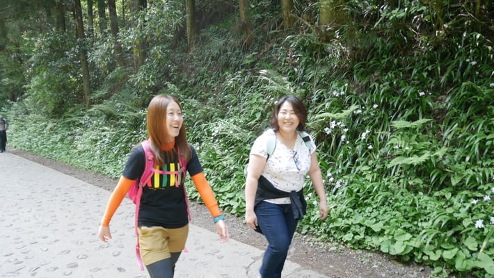 はじめはにこやかに談笑しながら歩くたまちゃんとみお。