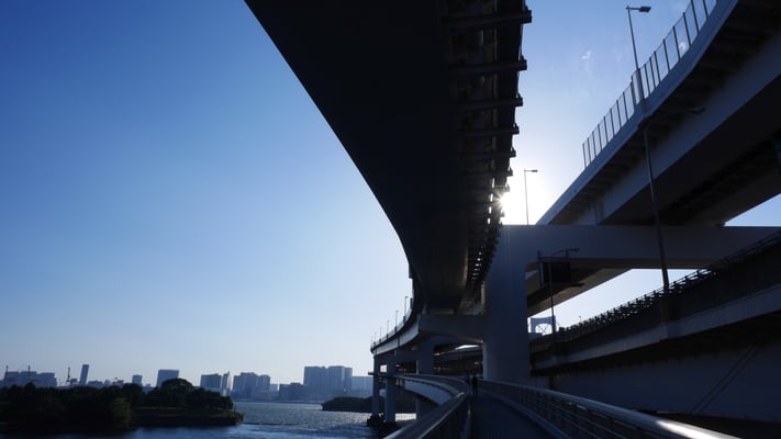優雅な弧を描く橋桁。レインボーブリッジの美しさに一役買っています。