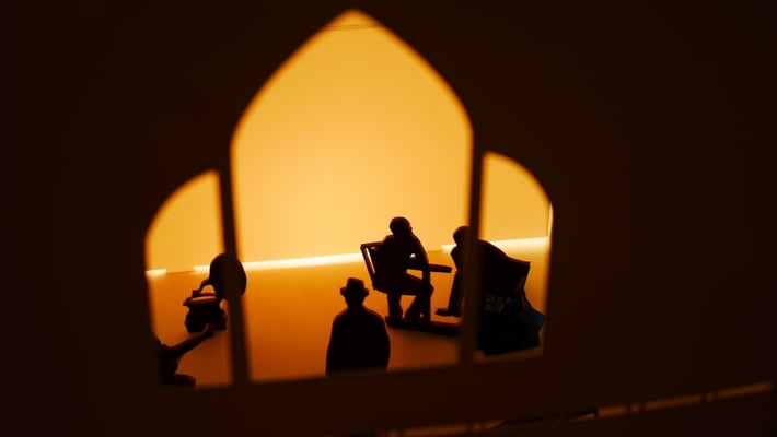 蓄音機を前に談笑する人たち。どんな会話を交わしているのでしょうか。