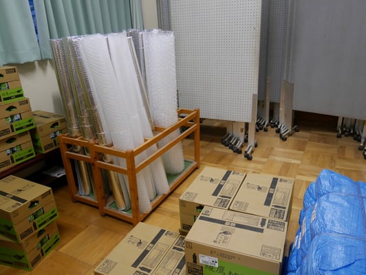 エアセルマットやブルーシートなど、避難所づくりのための資材。