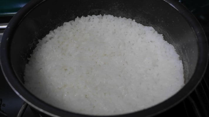 これで炊きあがりです、。鍋の壁面が、やや乾燥しています。