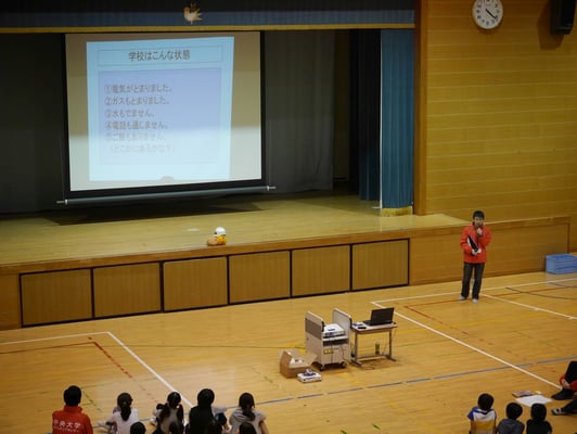 HUGゲームの状況設定を説明する中央大学ボランティアセンターの学生。