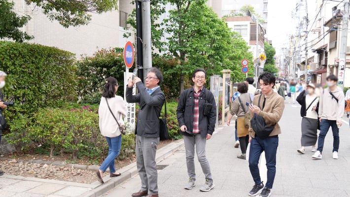 根津神社に至る小道は人でいっぱいです