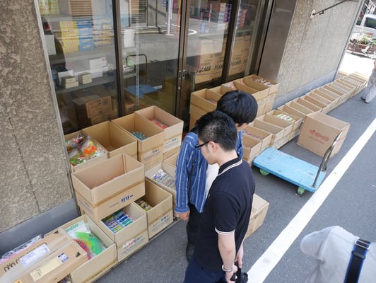 玩具問屋：小森屋にて、さっそく立ち止まる一行。