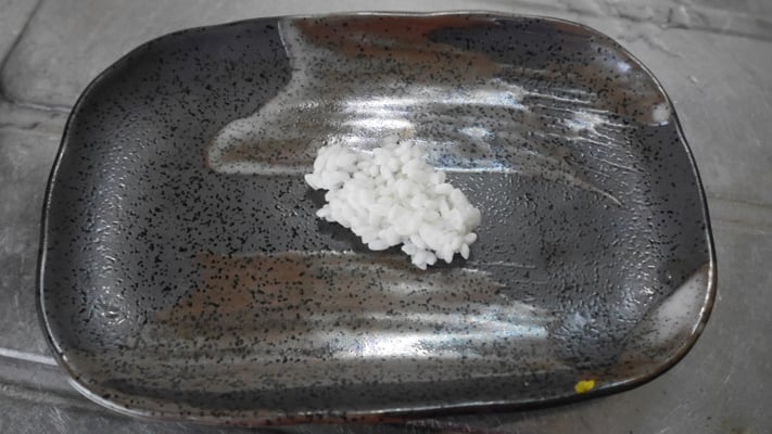 20分浸漬させた米。透明感がなくなり、全体的に白っぽくなっている。