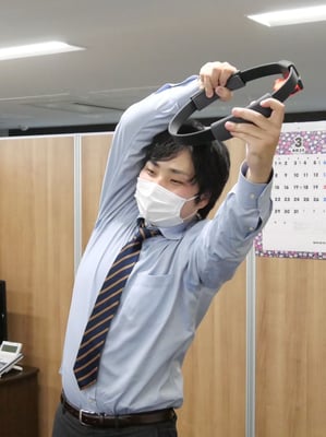 リングコンの引っ張り方が、どこかおかしな遠藤。