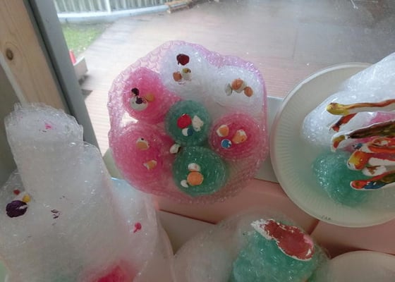 飾りは、紙粘土製でしょうか？