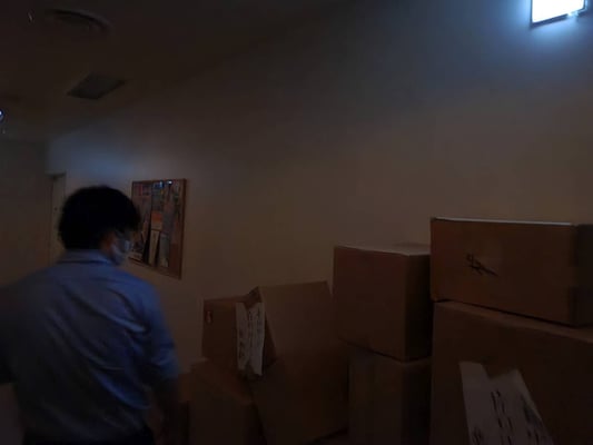 エレベーターから、電気の消えた暗い廊下を抜けて、街へ出ると...（実際は、もっと暗いです）