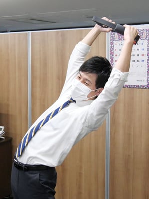 全身でチャレンジする吉益。