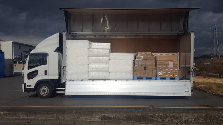 積み込みの様子。後ろ側にこんにゃくが積まれています。