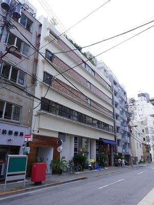 ヌイ ホステル&バーラウンジ。Cafeは宿泊客以外も利用可能です。