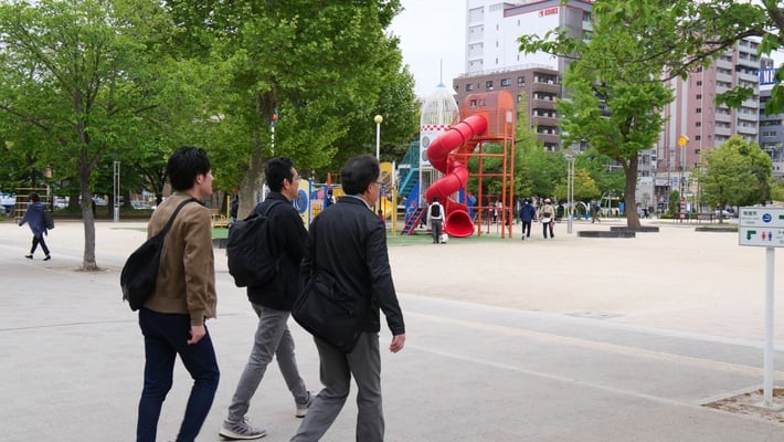 錦糸公園を歩く一同