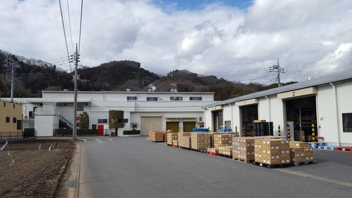 奥に見える建物が、かぶら食品さん。手前が、かぶらロジシステムさんの倉庫です。