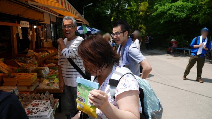 土産物屋で盛り上がるおぢ散歩隊。