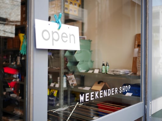 少し控えめ、入り口の店名。店長のこだわりが、満ち溢れたお店です。