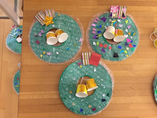 色紙で飾りをつけてくれています。