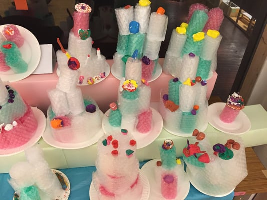 クリスマスケーキです。彩り鮮やかですね。