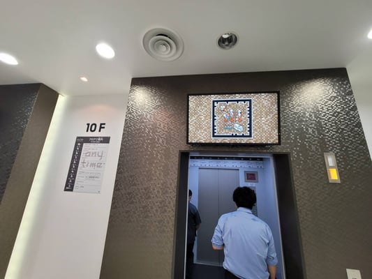 このエレベーターに乗り込むと、いよいよ防災体験学習ツアー「東京直下72hTOUR」のスタートです。