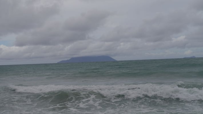 Blick von Mahé zu den Inseln Silhouette und North (klein)