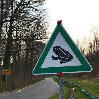 Warnschild an der Bismarckallee (LBV AB-MIL)