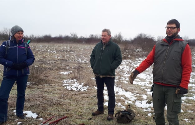 Foto: Einweisung zur Pflege. Klaus Lachmaier, Experte für Wildtiere und Ornithologie