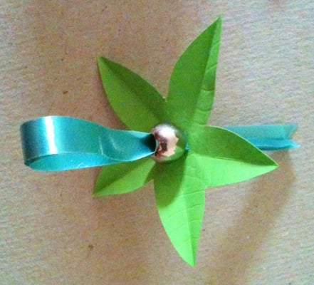 Band mit Perle und Blatt