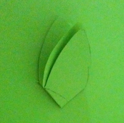 großes Blatt falzen um ein Loch in die Mitte zu schneiden