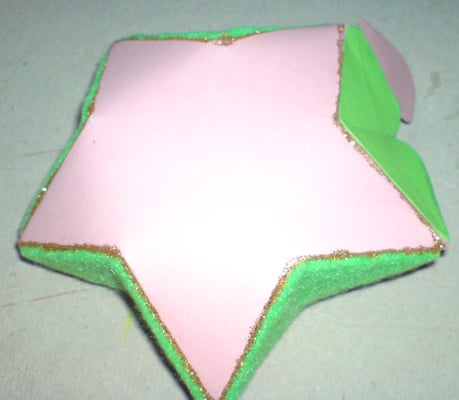 Zuletzt noch mit Filz umklebt und eine goldene Umrandung