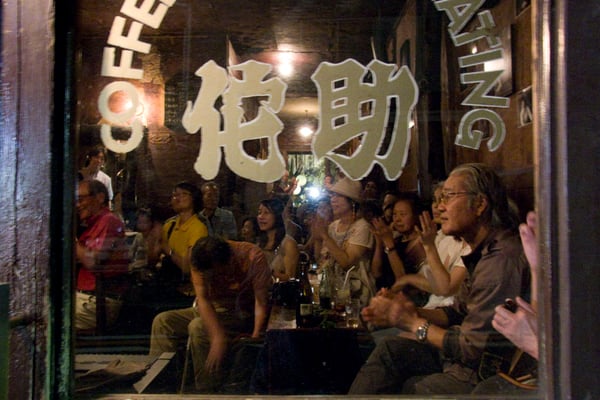 会場の外にまで熱気が溢れ出ています