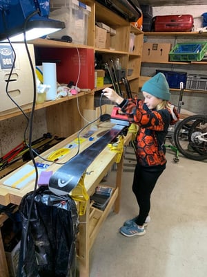 Ejla beim Ski präparieren...