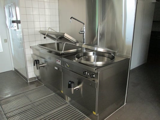 MKN Braisière (links) und Kochkessel (rechts)